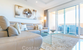 Hermoso apartamento con gran terraza y bonitas vistas al mar a la venta en un exclusivo complejo de lujo en Nueva Andalucía 20133 