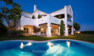 Villa de lujo en venta de estilo clásico con vistas al mar en zona de golf en Marbella - Benahavis 953 