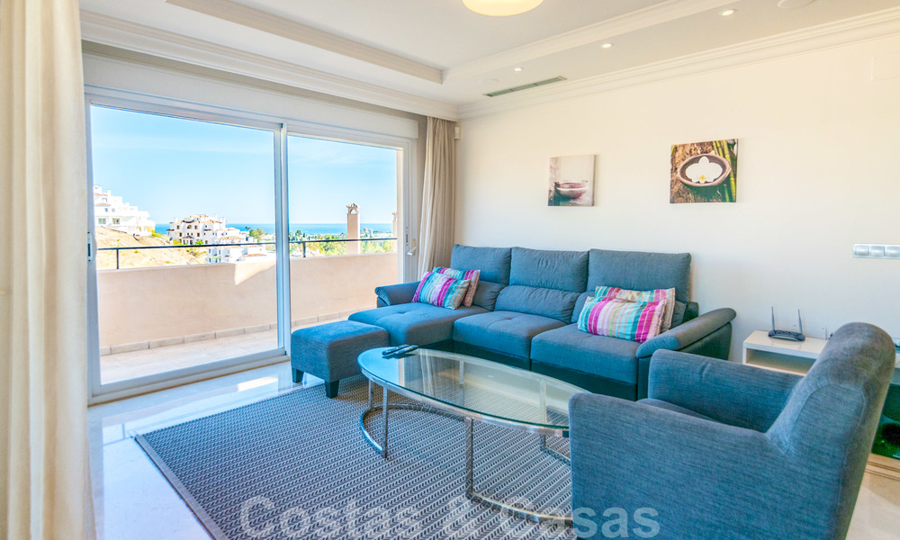 Raro y muy impresionante ático con una enorme terraza y unas vistas al mar increíbles en venta en Nueva Andalucía 20325