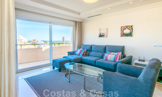 Raro y muy impresionante ático con una enorme terraza y unas vistas al mar increíbles en venta en Nueva Andalucía 20325 