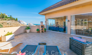 Raro y muy impresionante ático con una enorme terraza y unas vistas al mar increíbles en venta en Nueva Andalucía 20348 