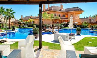 Atractivo apartamento totalmente renovado en un prestigioso complejo en venta, Nueva Andalucía, Marbella 20664 
