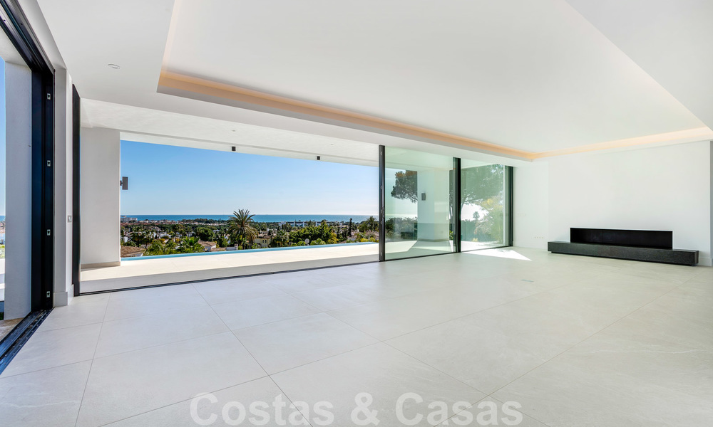 VENDIDO. Se vende villa contemporánea super lujosa con vistas al mar y a la montaña, lista para ser habitada en el Triángulo de Oro de Benahavis, Estepona, Marbella 20756