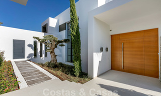 VENDIDO. Se vende villa contemporánea super lujosa con vistas al mar y a la montaña, lista para ser habitada en el Triángulo de Oro de Benahavis, Estepona, Marbella 20785 
