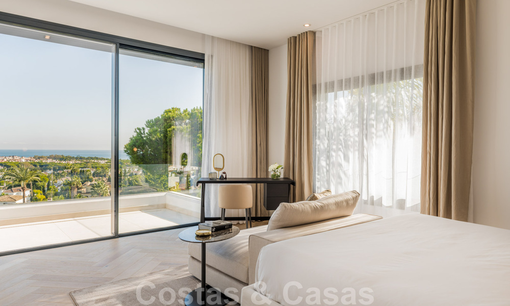 VENDIDO. Se vende villa contemporánea super lujosa con vistas al mar y a la montaña, lista para ser habitada en el Triángulo de Oro de Benahavis, Estepona, Marbella 29790