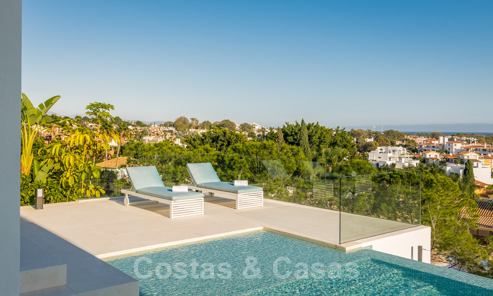 VENDIDO. Se vende villa contemporánea super lujosa con vistas al mar y a la montaña, lista para ser habitada en el Triángulo de Oro de Benahavis, Estepona, Marbella 29792
