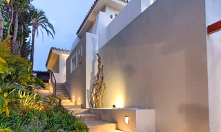 Encantadora villa de lujo totalmente renovada con vistas al mar y a la montaña en venta, Nueva Andalucía, Marbella 20916 