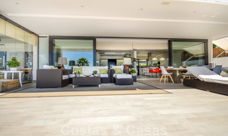 Moderna villa de lujo con vistas panorámicas al mar en venta en la prestigiosa Milla de Oro de Marbella 21010 