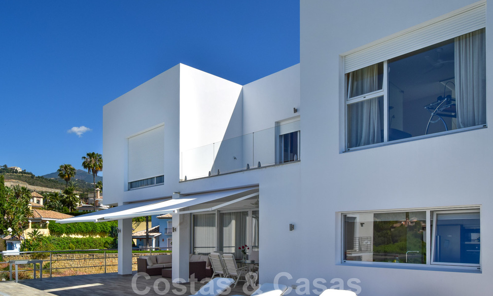 A la venta: villa moderna de reciente construcción con vistas panorámicas en una urbanización muy solicitada en Benahavis, Marbella 21299