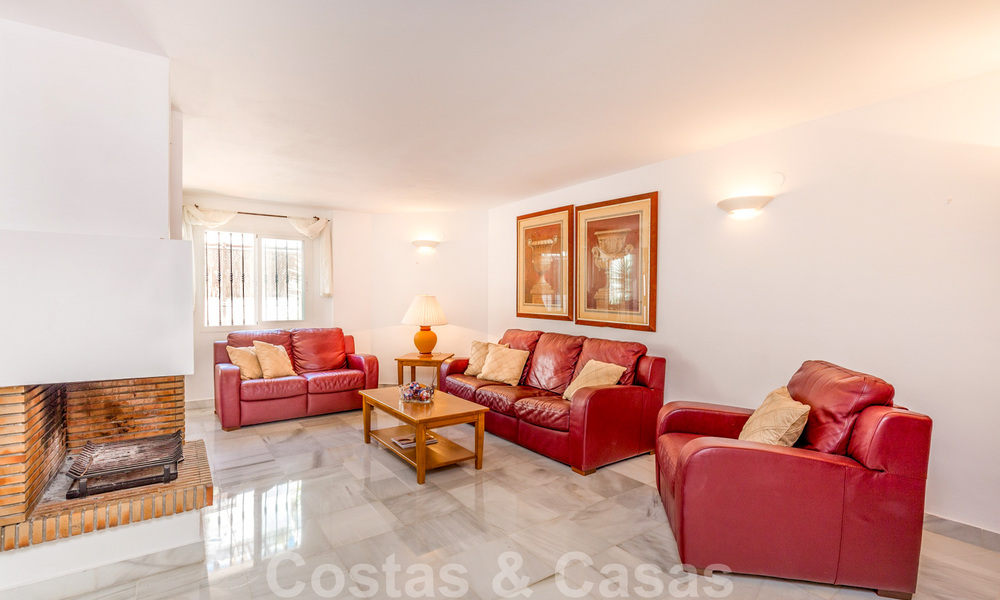 Se vende una amplia casa adosada, a poca distancia de los servicios y Puerto Banús, en Nueva Andalucía - Marbella 21480