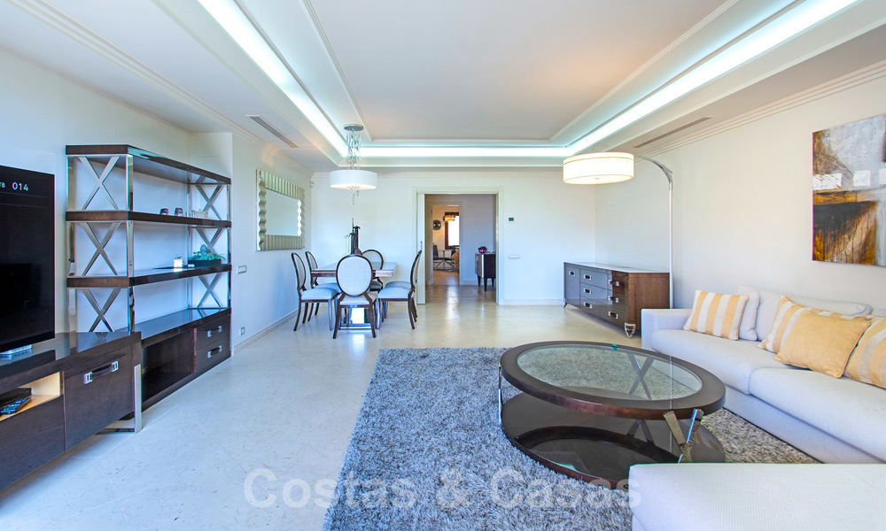 Impresionante apartamento de lujo en primera línea de playa en venta en un exclusivo complejo en la Nueva Milla de Oro, Estepona 21813