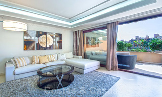 Impresionante apartamento de lujo en primera línea de playa en venta en un exclusivo complejo en la Nueva Milla de Oro, Estepona 21814 