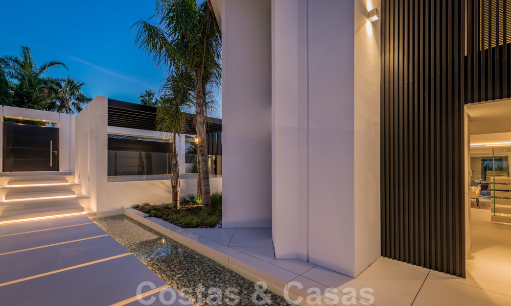 Una villa de lujo contemporáneo muy elegante en venta en el corazón del Valle del Golf, lista para mudarse - Nueva Andalucía, Marbella 21862