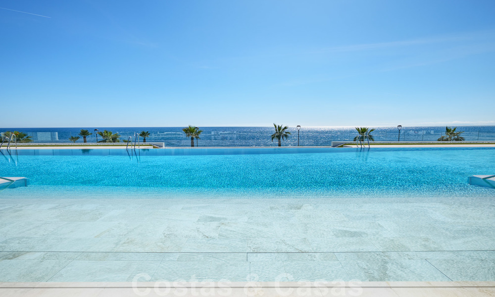 Reventa privada. Apartamento ultra lujoso y vanguardista frente a la playa en venta en un exclusivo complejo en la Nueva Milla de Oro, Estepona - Marbella. Precio reducido! 22063