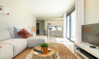 Luminoso y espacioso apartamento en el medio del piso con una enorme terraza en venta en la Nueva Milla de Oro 22122 