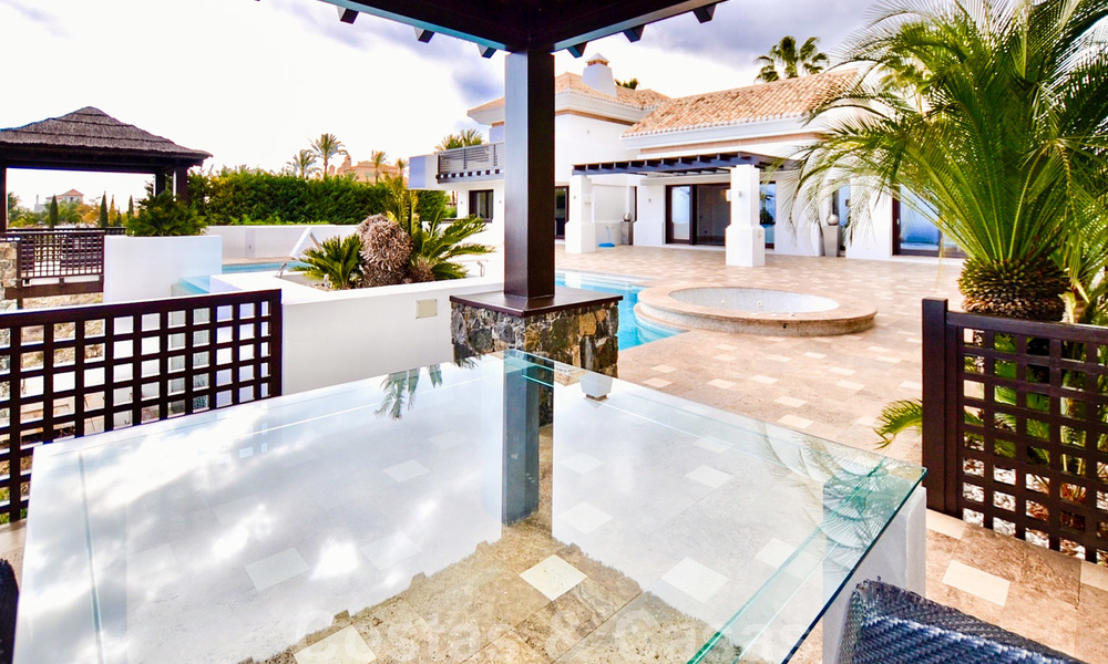 Magnífica villa con vistas panorámicas al mar en venta en un prestigioso complejo de golf 5* en la Nueva Milla de Oro, entre Marbella y Estepona 23298