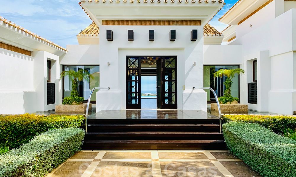 Magnífica villa con vistas panorámicas al mar en venta en un prestigioso complejo de golf 5* en la Nueva Milla de Oro, entre Marbella y Estepona 23330