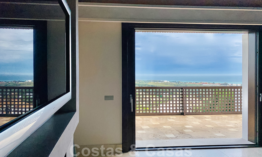 Magnífica villa con vistas panorámicas al mar en venta en un prestigioso complejo de golf 5* en la Nueva Milla de Oro, entre Marbella y Estepona 23333