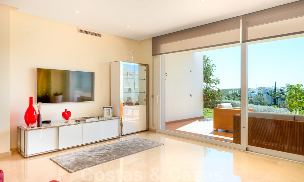Apartamento contemporáneo de planta baja en venta en una exclusiva urbanización con laguna privada, Casares, Costa del Sol 23610