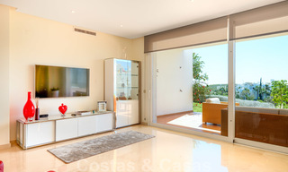 Apartamento contemporáneo de planta baja en venta en una exclusiva urbanización con laguna privada, Casares, Costa del Sol 23610 