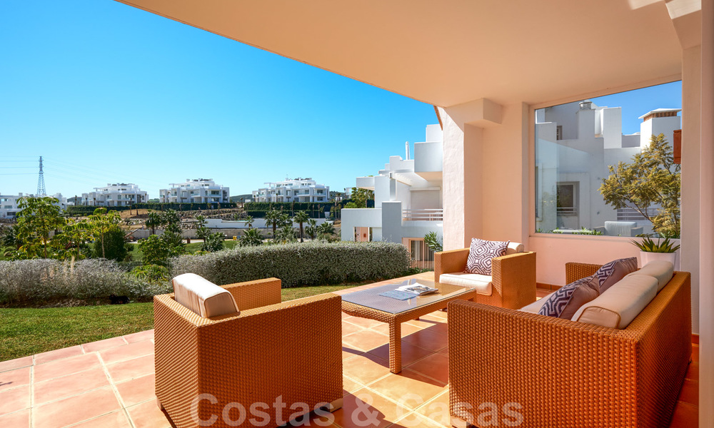 Apartamento contemporáneo de planta baja en venta en una exclusiva urbanización con laguna privada, Casares, Costa del Sol 23613