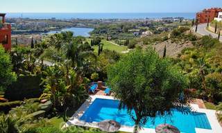 Apartamentos de lujo a la venta con impresionantes vistas al golf y al mar en Marbella - Benahavis 23728 