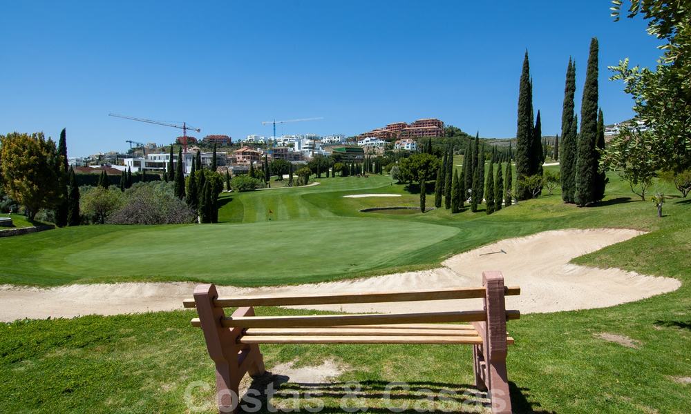 Apartamentos de lujo a la venta con impresionantes vistas al golf y al mar en Marbella - Benahavis 23990