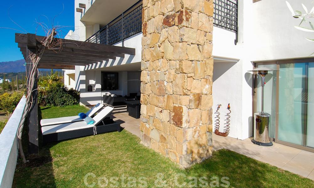 Modernos y espaciosos apartamentos de lujo con vistas al golf y al mar en venta en Marbella - Benahavis 24555