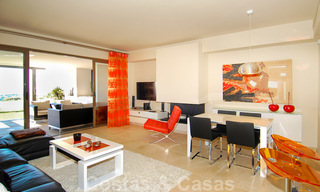 Modernos y espaciosos apartamentos de lujo con vistas al golf y al mar en venta en Marbella - Benahavis 24557 