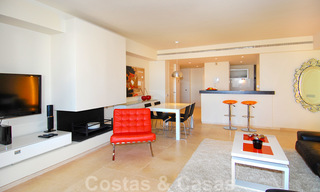 Modernos y espaciosos apartamentos de lujo con vistas al golf y al mar en venta en Marbella - Benahavis 24558 