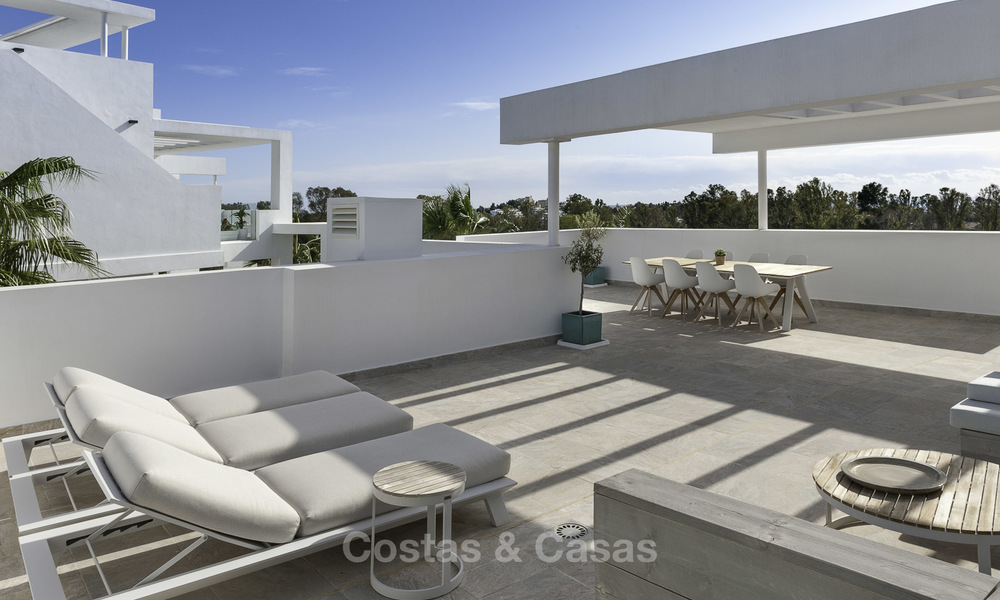 En venta en Atalaya Hills: Apartamentos de estilo moderno con vistas al golf y al mar en Benahavis - Marbella 24241