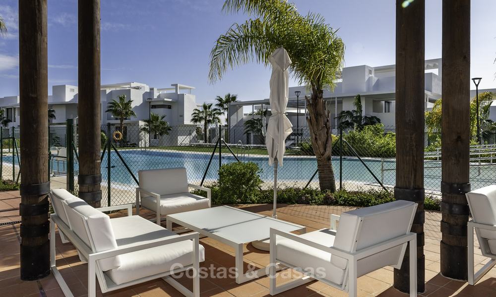 En venta en Atalaya Hills: Apartamentos de estilo moderno con vistas al golf y al mar en Benahavis - Marbella 24258