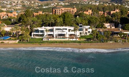 Moderna y exclusiva villa en primera línea de playa en venta, con vistas panorámicas al mar, en la Nueva Milla de Oro, entre Marbella y Estepona. ¡De vuelta al mercado! 24269