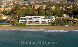 Moderna y exclusiva villa en primera línea de playa en venta, con vistas panorámicas al mar, en la Nueva Milla de Oro, entre Marbella y Estepona. ¡De vuelta al mercado! 24269 