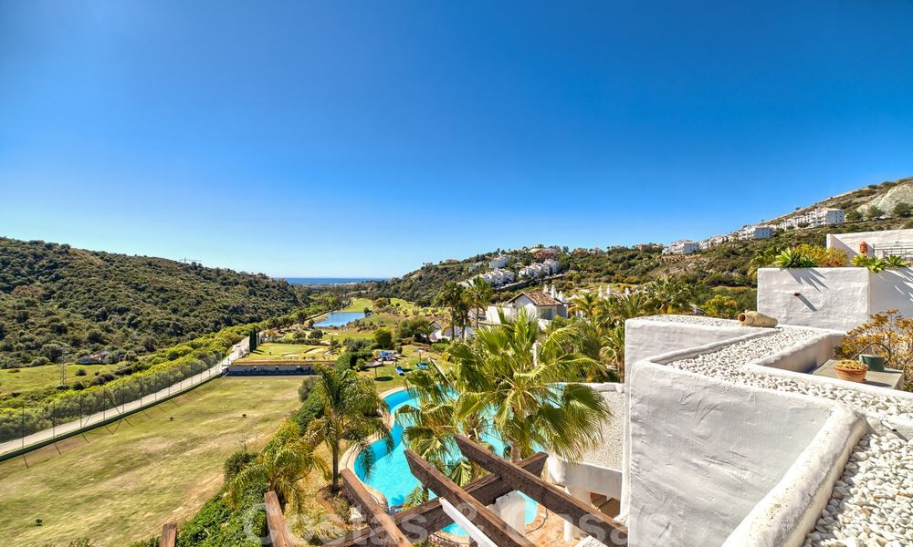 Impresionante ático en un exclusivo complejo cerrado en primera línea de golf con vistas panorámicas - La Quinta, Benahavis - Marbella 24443