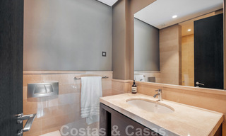 Exclusivo y moderno apartamento en venta con un interior de lujo contemporáneo en Sierra Blanca, Milla de Oro, Marbella 24971 
