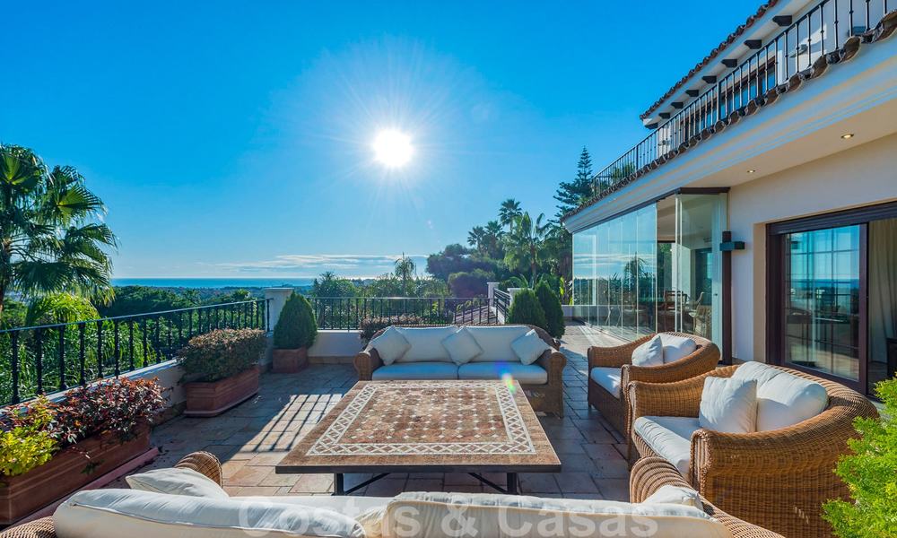 Gran villa de lujo en venta con impresionantes vistas panorámicas sobre el valle del golf, las montañas y el mar Mediterráneo en Nueva Andalucía, Marbella 25016