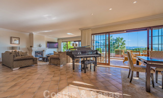 Gran villa de lujo en venta con impresionantes vistas panorámicas sobre el valle del golf, las montañas y el mar Mediterráneo en Nueva Andalucía, Marbella 25021 
