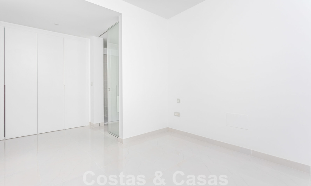 Apartamento de diseño moderno en venta con amplia terraza, junto al campo de golf en Marbella - Estepona 25388