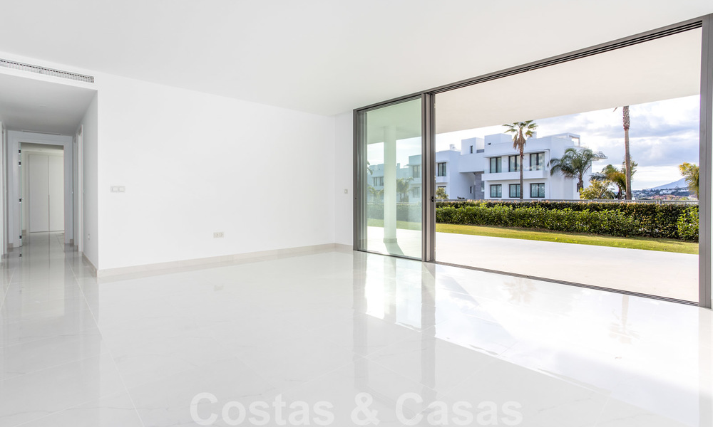 Apartamento de diseño moderno en venta con amplia terraza y gran jardín, junto al campo de golf de Marbella - Estepona 25394