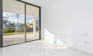 Apartamento de diseño moderno en venta con amplia terraza y gran jardín, junto al campo de golf de Marbella - Estepona 25397 