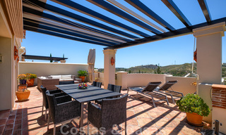 Amplio apartamentos de lujo con una gran terraza y vistas panorámicas, en un elegante complejo rodeado de un campo de golf en Marbella - Benahavis 25169 
