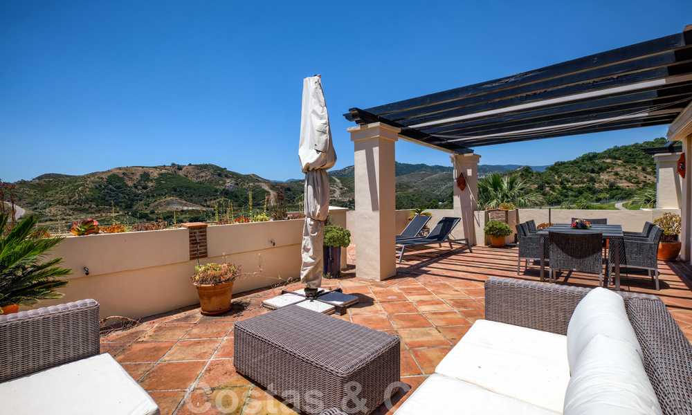 Amplio apartamentos de lujo con una gran terraza y vistas panorámicas, en un elegante complejo rodeado de un campo de golf en Marbella - Benahavis 25171