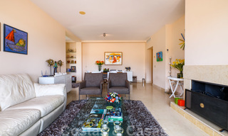 Amplio apartamentos de lujo con una gran terraza y vistas panorámicas, en un elegante complejo rodeado de un campo de golf en Marbella - Benahavis 25189 