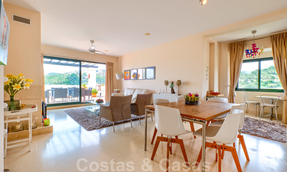 Amplio apartamentos de lujo con una gran terraza y vistas panorámicas, en un elegante complejo rodeado de un campo de golf en Marbella - Benahavis 25192