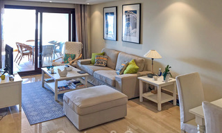 Moderno apartamento en venta en un complejo de primera línea de playa con vistas al mar entre Marbella y Estepona 25562 