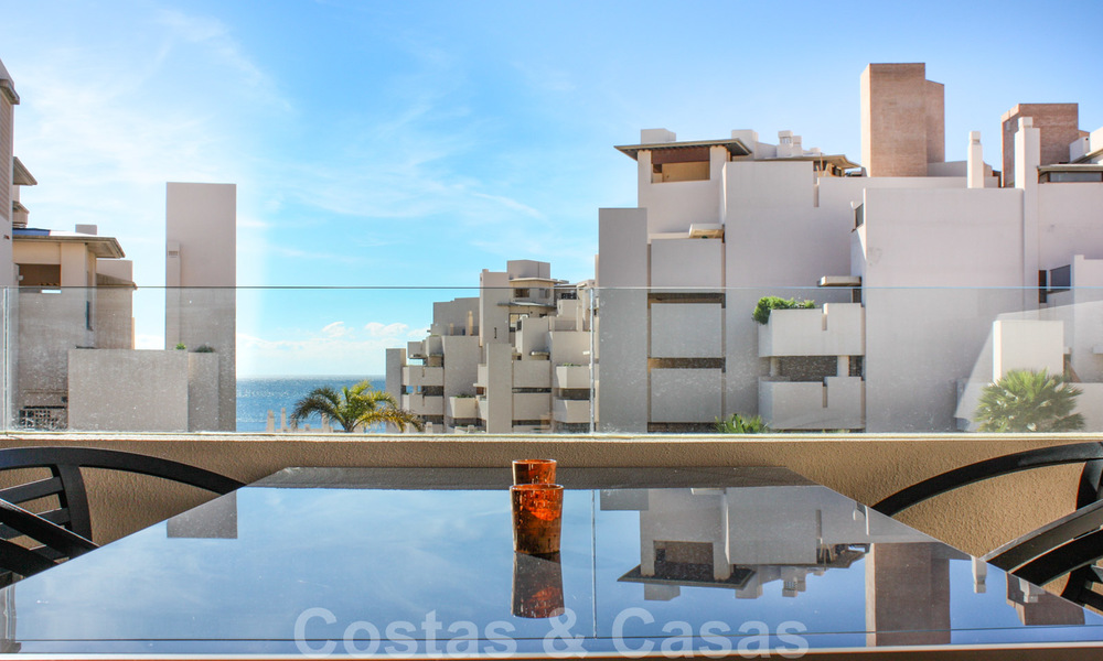 Moderno apartamento en venta en un complejo de primera línea de playa, con vistas al mar, entre Marbella y Estepona 25614