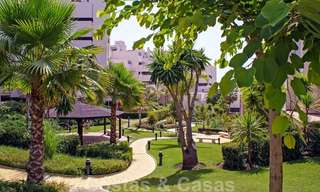 Moderno apartamento con jardín en venta en un complejo de playa de primera línea, con piscina privada, entre Marbella y Estepona 25644 