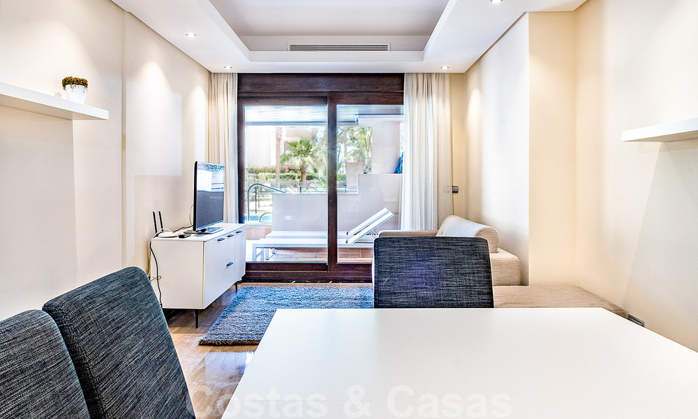 Moderno apartamento con jardín en venta en un complejo de playa de primera línea, con piscina privada, entre Marbella y Estepona 25661