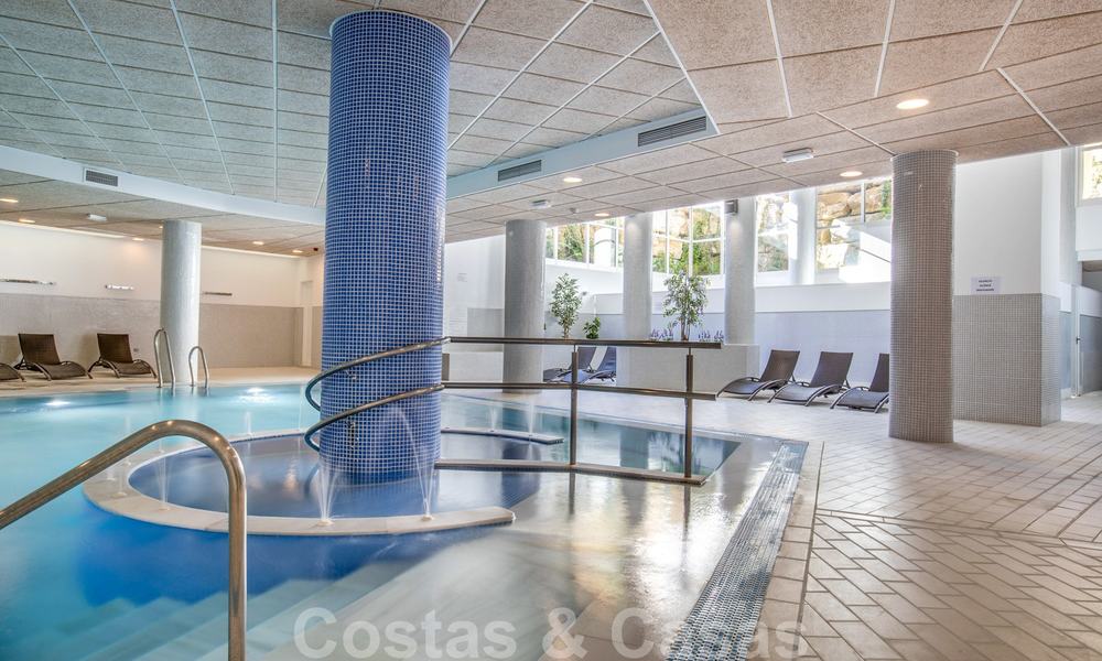 Moderno apartamento con jardín en venta en un complejo de playa de primera línea, con piscina privada, entre Marbella y Estepona 25665